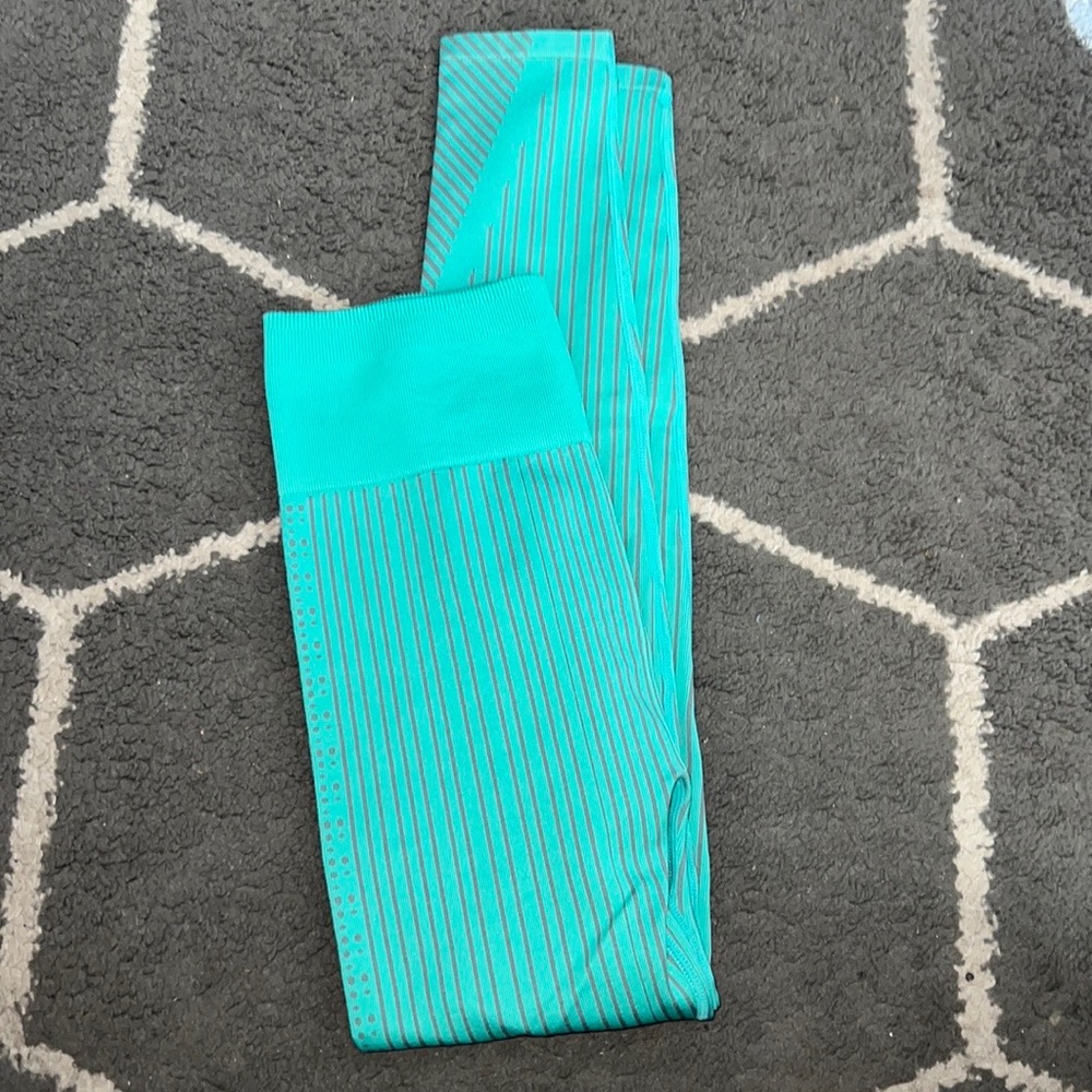 Fabletics Ultra High-Waisted Seamless Dot Bermuda Sea/Rain Cloud Leggings Sz M - Picture 2 of 7